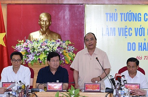 Thủ tướng Nguyễn Xuân Phúc yêu cầu bảo đảm đời sống cho ngư dân sau vụ hải sản chết hàng loạt. ảnh: VGP.