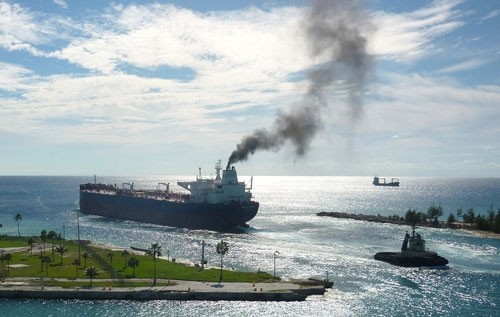 Một con tàu container có thể gây ô nhiễm bằng 50 triệu chiếc ô tô. ảnh: báo giao thông.