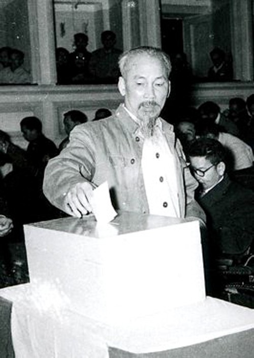 Chủ tịch Hồ Chí Minh bỏ phiếu bầu cử đại biểu Quốc hội khóa đầu tiên năm 1946.