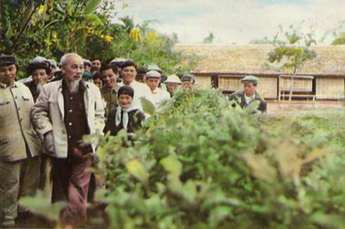 Bác Hồ về thăm làng Sen năm 1961 (Ảnh tư liệu).