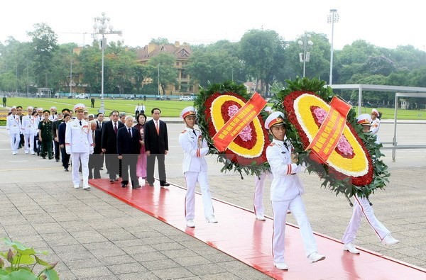 Đoàn đại biểu Ban Chấp hành Trung ương Đảng, Chủ tịch nước, Quốc hội, Chính phủ và Mặt trận Tổ quốc Việt Nam đến đặt vòng hoa và vào Lăng viếng Chủ tịch Hồ Chí Minh. (Ảnh: Phạm Kiên/TTXVN).