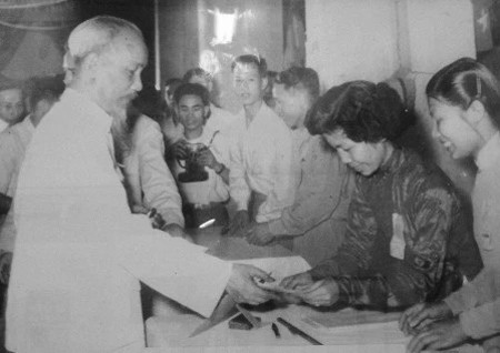Chủ tịch Hồ Chí Minh nhận lá phiếu bầu cử QH và HĐND Khóa II ngày 8.5.1960