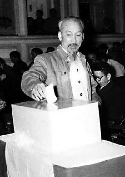 Chủ tịch Hồ Chí Minh bỏ phiếu trong ngày Tổng tuyển cử đầu tiên, 6.1.1946