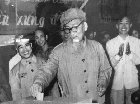 Bác Hồ tham gia bầu cử HĐND thành phố Hà Nội ngày 27.4.1969.