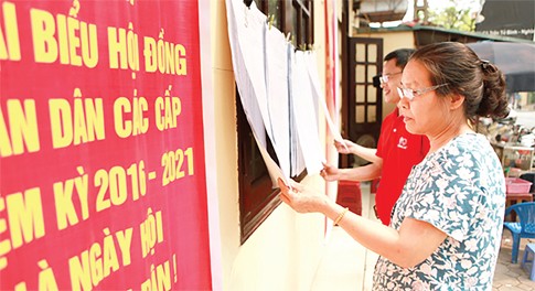 Cử tri Hà Nội xem danh sách bầu cử. ảnh: Đại biểu nhân dân.
