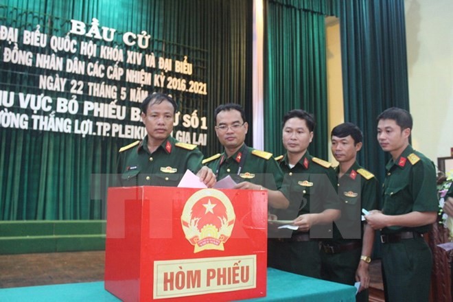 Lực lượng vũ trang tỉnh Gia Lai bỏ phiếu bầu cử. (Ảnh: Hoài Nam/TTXVN).