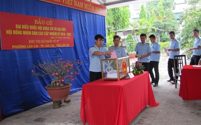 Sáng nay, cùng với cử tri cả nước, cử tri Đồn Biên phòng Quốc tế Lào Cai tiến hành bỏ phiếu sớm trước 7h sáng