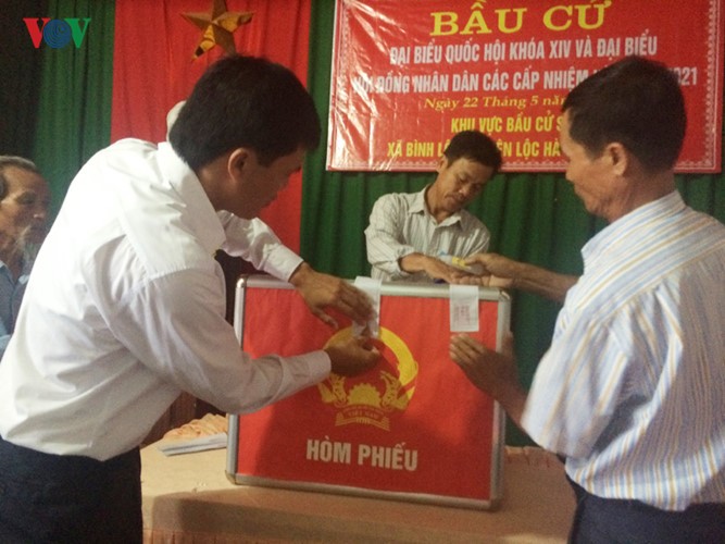 Cán bộ điểm bầu cử số 7, thuộc thôn Đại Lự, xã Hồng Lộc, huyện Lộc Hà, tỉnh Hà Tĩnh niêm phong hòm phiếu trước khi khai mạc bầu cử