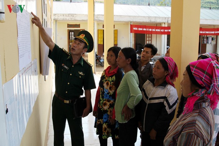 Cử tri vùng biên giới, vùng sâu, vùng xa tỉnh Lai Châu được lực lượng Biên phòng hướng dẫn tìm hiểu tiểu sử các ứng cử viên