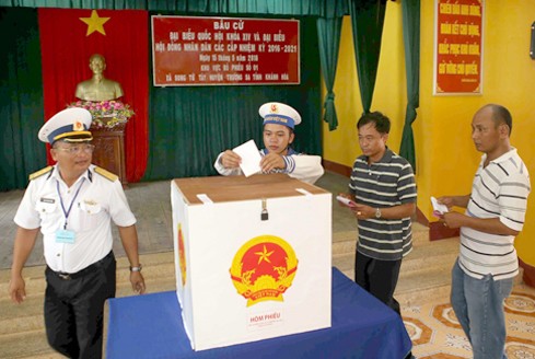 Cán bộ, chiến sĩ các đơn vị ở xã đảo Song Tử Tây bỏ phiếu bầu cử tại khu vực bỏ phiếu số 1. ảnh: Đại biểu nhân dân.