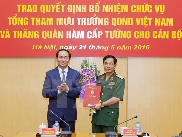Chủ tịch nước Trần Đại Quang trao Quyết định bổ nhiệm cho Trung tướng Phan Văn Giang.