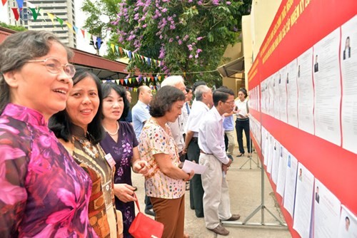 Cử tri Hà Nội xem lại danh sách các ứng viên trước lúc quyết định bầu cử. ảnh: VOV.