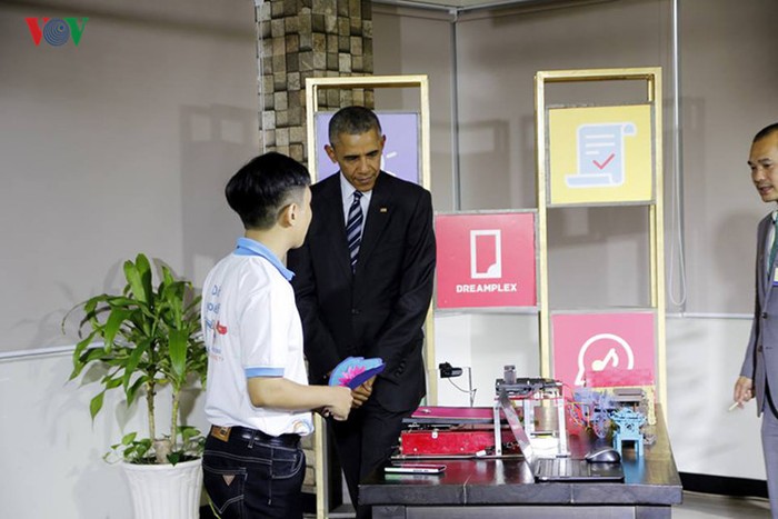 Trước đó, Tổng thống Obama đã đi thăm và trò chuyện với Ngô Huỳnh Ngọc Khánh, sinh viên trường Đại học Khoa học xã hội và Nhân văn TP.HCM về sản phẩm máy cắt laser có thể cắt các hình ảnh trên gỗ và các vật liệu khác bằng cách điều khiển qua internet.