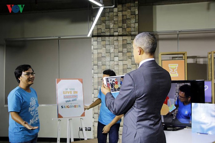 Tổng thống Obama xem sản phẩm công nghệ tương tác ảo của Công ty Silicon Straits Sài Gòn.