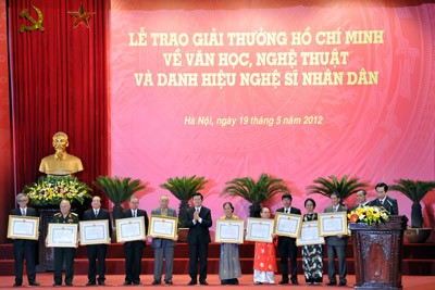 Chủ tịch nước Trương Tấn Sang trao tặng giải thưởng Hồ Chí Minh về văn học nghệ thuật và danh hiệu nghệ sĩ nhân dân. ảnh: VGP.