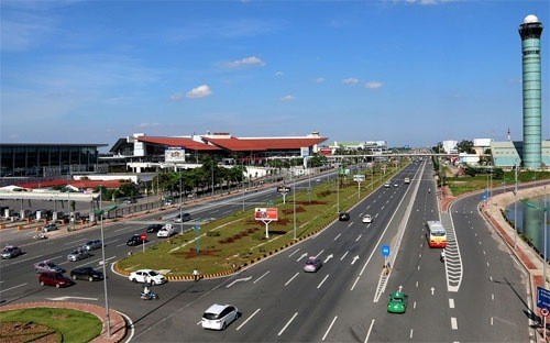 Thứ trưởng Nguyễn Hồng Trường cho rằng, cần mở rộng nhà ga T1, T2. ảnh: Thời báo kinh tế.