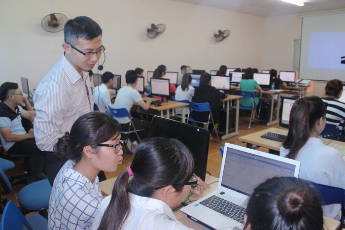 Mời chuyên gia từ các doanh nghiệp trực tiếp giảng dạy cho sinh viên, đào tạo theo chuẩn nhu cầu của doanh nghiệp, do đó Đại học Nguyễn Trãi tuyên bố ít nhất hơn 90% cử nhân tìm được việc làm ưng ý. ảnh: ntu.