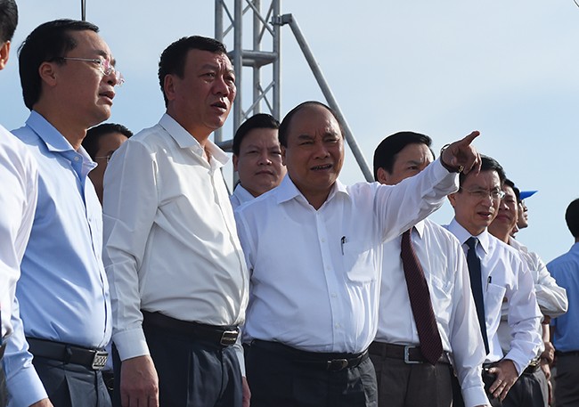 Thủ tướng Nguyễn Xuân Phúc kiểm tra thực tế tại biển Thịnh Long (Nam Định). ảnh: VGP.