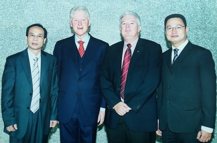 TS.Nguyễn Tiến Luận cho biết, Cựu Tổng thống Bill Clinton và ông Michael Mann (thứ 2 từ phải) - Giám đốc Đại học quốc tế Laureate (Úc) sẵn sàng hợp tác nếu Việt Nam xây dựng trường đại học đẳng cấp quốc tế.