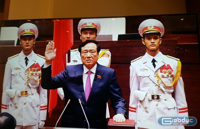 Chánh án TAND Tối cao - ông Nguyễn Hòa Bình thực hiện nghi thức tuyên thệ trước Quốc hội khóa XIV. ảnh: Ngọc Quang.