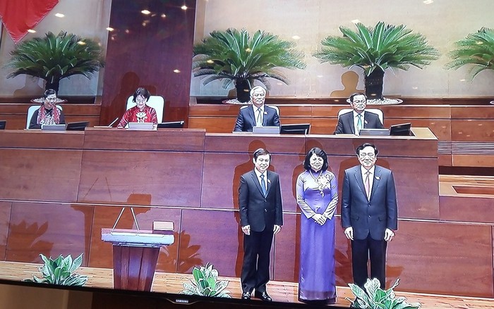 Ông Lê Minh Trí, bà Đặng Thị Ngọc Thịnh và ông Nguyễn Hòa Bình (phải) ra mắt Quốc hội khóa XIV. ảnh: Ngọc Quang.