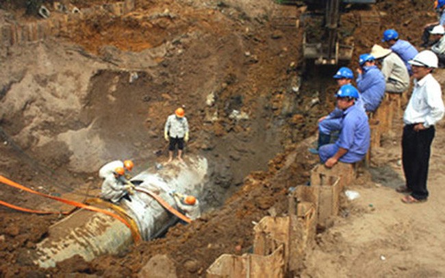 Sự cố vỡ đường ống nước Sông Đà gây thiệt hại lớn về kinh tế và ảnh hưởng tới đời sống của hàng nghìn hộ dân Hà Nội. ảnh: vtv.vn