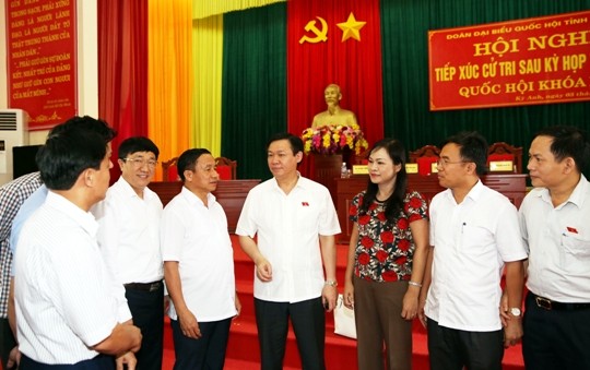 Phó Thủ tướng Vương Đình Huệ đã ghi nhận ý kiến của cử tri Hà Tĩnh trong ngày 3/8 và cho biết Chính phủ đang rất nỗ lực để cuộc sống của nhân dân tốt đẹp hơn. ảnh: báo tin tức.