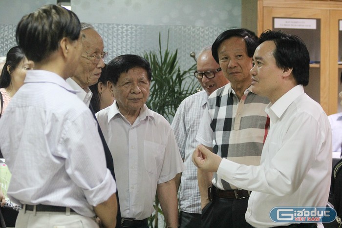 Bộ trưởng Phùng Xuân Nhạ cùng trao đổi với các lãnh đạo của Hiệp hội, tìm ra những phương án tối ưu nhất cho nền giáo dục Việt Nam. ảnh: Ngọc Quang.