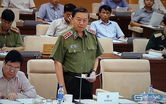 Thượng tướng Tô Lâm - Bộ trưởng Bộ Công an trình bày dự thảo Luật Cảnh vệ tại Ủy ban Thường vụ Quốc hội sáng 15/8. ảnh: Ngọc Quang.