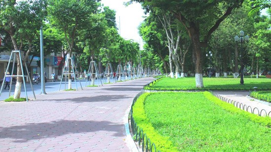 Dư luận bức xúc vì mỗi năm Hà Nội lãng phí tới 700 tỷ đồng để cắt tỉa cây hoa, cây cảnh. ảnh: kinh tế đô thị