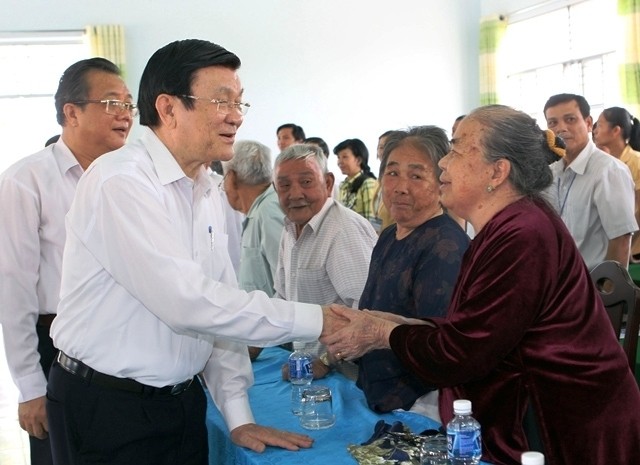 Nguyên Chủ tịch nước Trương Tấn Sang với nhân dân xã nông thôn mới Thiện Nghiệp, TP Phan Thiết (Bình Thuận), tháng 3-2015. Ảnh: NGUYỄN KHANG (TTXVN).