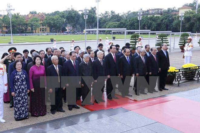 Lãnh đạo Đảng, Nhà nước đặt vòng hoa và vào lăng viếng Chủ tịch Hồ Chí Minh. (Ảnh: An Đăng/TTXVN).