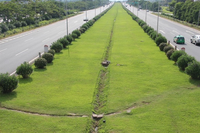 Đại lộ Thăng Long dài 24km, không biết bằng cách nào tiêu hết 53 tỷ đồng mỗi năm nếu chỉ cắt cỏ, tỉa cây? ảnh: đất việt.