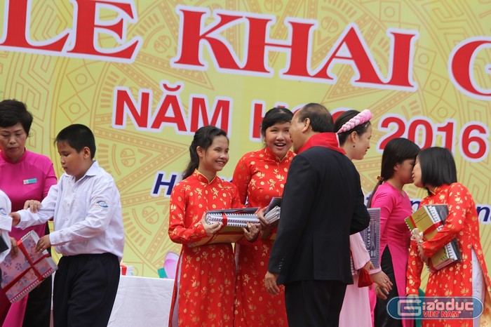 Thủ tướng tặng quà, động viên các em học sinh khiêm thị. ảnh: Ngọc Quang.