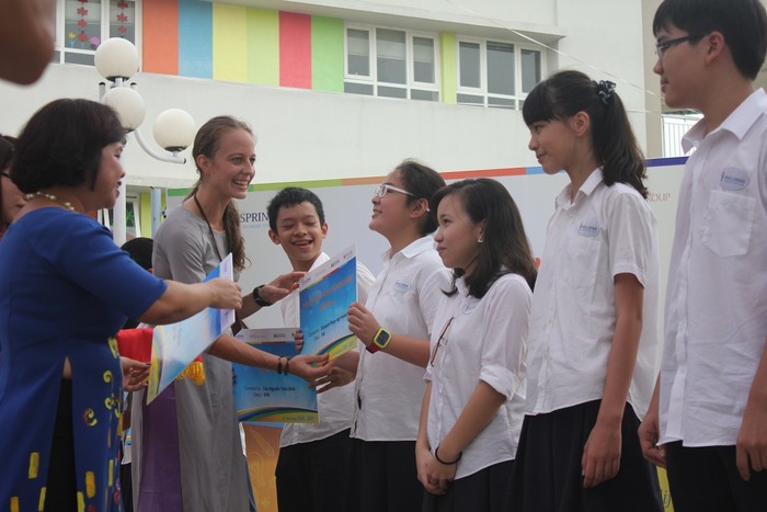 Những học sinh xuất sắc được trao tặng học bổng trước khi vào năm học mới. ảnh: Hương Giang.