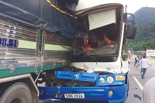 Lái xe Phan Văn Bắc dùng đuôi xe tải dìu xe khách xuống hết đèo an toàn. ảnh: Ngọc Hùng.