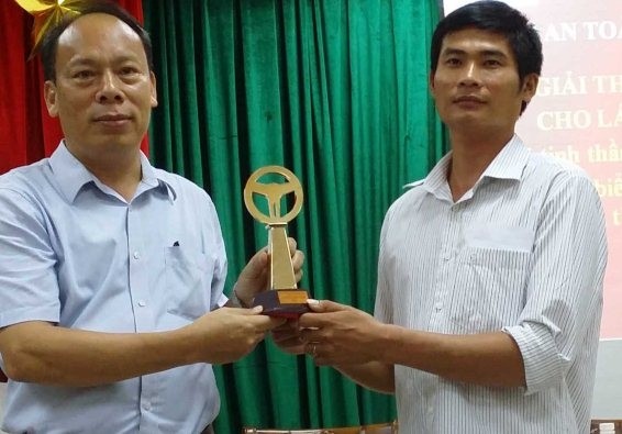 Anh Phan Văn Bắc (phải) được trao giải thưởng &quot;Vô lăng vàng 2016&quot;. ảnh: Báo Nhân dân.