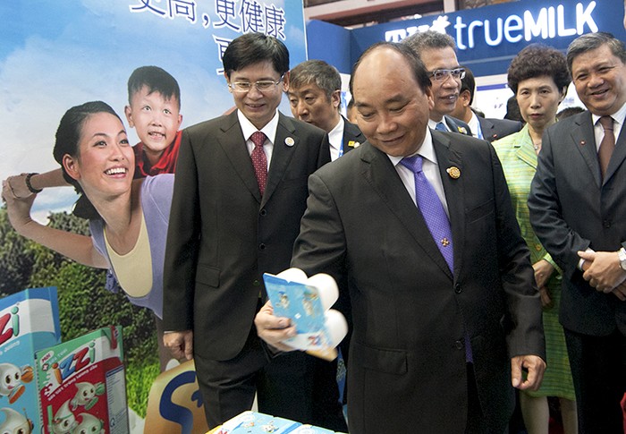 Thủ tướng thăm gian hàng hội chợ của Việt Nam tại Trung Quốc. ảnh: VGP.