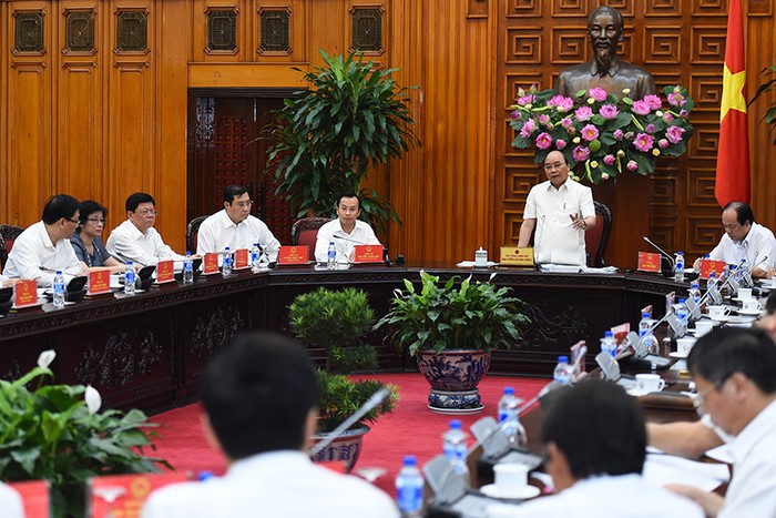 Thủ tướng Nguyễn Xuân Phúc làm việc với các lãnh đạo Thành phố Đà Nẵng. ảnh: vgp.