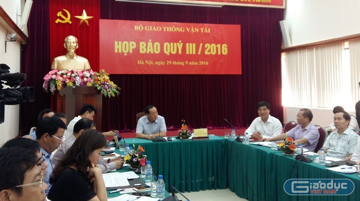 Thứ trưởng Nguyễn Hồng Trường khẳng định tại buổi họp báo, những trường hợp gian lận thu phí BOT sẽ bị xử phạt rất nặng. ảnh: Ngọc Quang.
