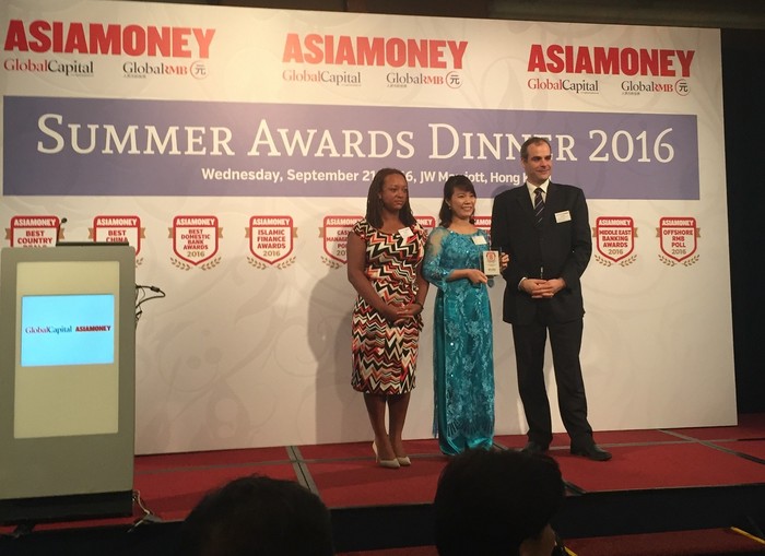 Đại diện Ngân hàng SHB nhận giải thưởng &quot;Ngân hàng tốt nhất Việt Nam 2016&quot;. Ảnh: SHB.