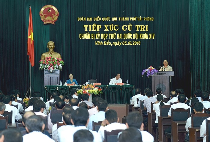 Thủ tướng Nguyễn Xuân Phúc tiếp xúc cử tri tại huyện Vĩnh Bảo, Hải Phòng ngày 5/10. ảnh: vgp.