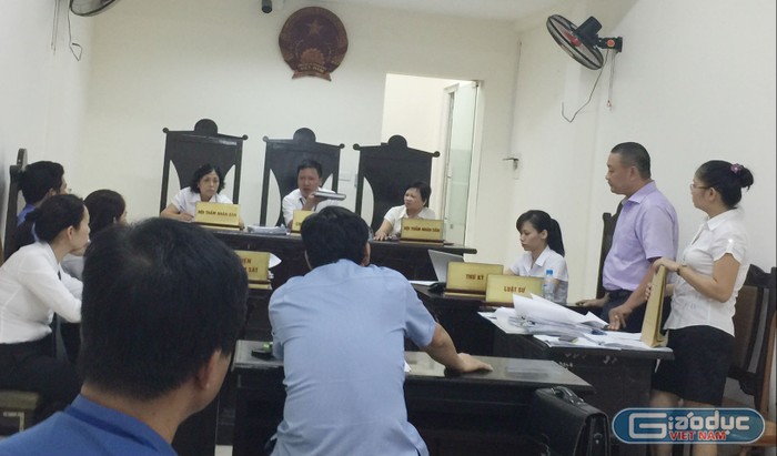 Phiên tòa sơ thẩm vụ án hành chính ông Hoàng Xuân Quế kiện Bộ trưởng Bộ Giáo dục và Đào tạo. ảnh: HM.