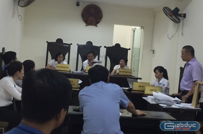 Luật sư Đinh Anh Tuấn (người đứng bên phải) tại phiên tòa sơ thẩm. ảnh: HM.