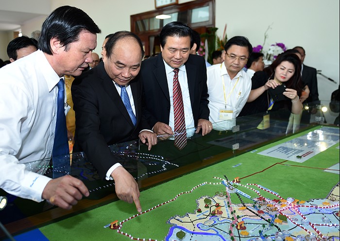 Thủ tướng Nguyễn Xuân Phúc dự Hội nghị xúc tiến đầu tư tại tỉnh Long An. ảnh: vgp.
