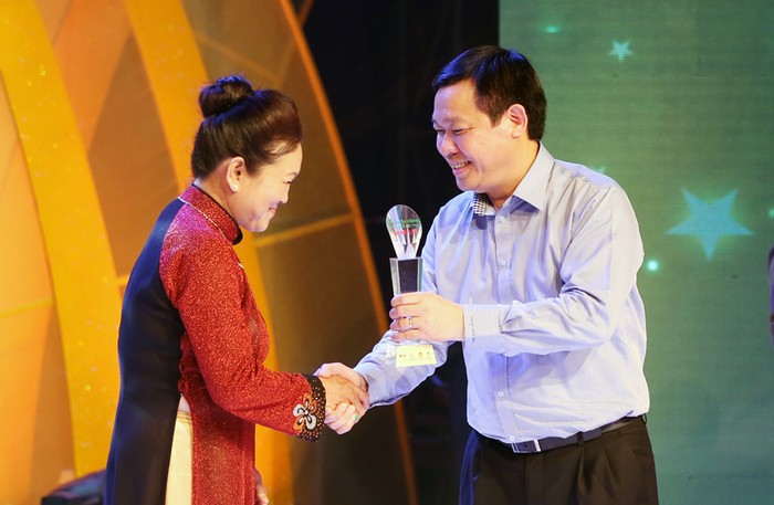 Phó Thủ tướng Vương Đình Huệ trao giải Sao Thần nông cho bà Lê Thị Thanh Huyền. Ảnh: VGP/Thành Chung