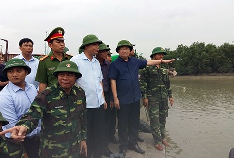 Phó Thủ tướng Trịnh Đình Dũng nhấn mạnh yêu cầu đảm bảo an toàn tối đa cho người và tài sản của nhân dân. ảnh: vgp.