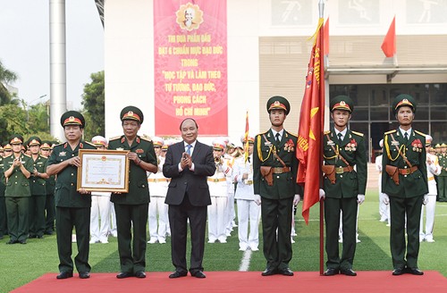 Tại buổi lễ, thay mặt lãnh đạo Đảng, Nhà nước, Thủ tướng Nguyễn Xuân Phúc đã trao Huân chương Quân công hạng Nhất cho Học viện Chính trị. ảnh: vgp.