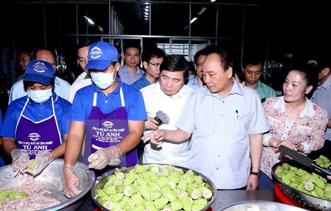 Thủ tướng Nguyễn Xuân Phúc trực tiếp thị sát, kiểm tra tình hình an toàn thực phẩm tại TP.HCM. ảnh: TTXVN.
