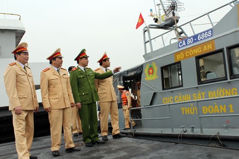 Thiếu tướng Phạm Quốc Cương (áo xanh) kiểm tra hoạt động nghiệp vụ. ảnh: Cảnh sát Toàn cầu.